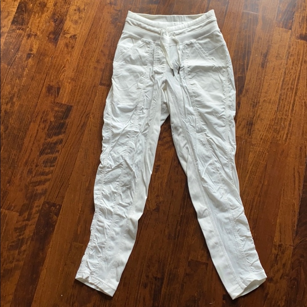 Lululemon white traveler cropped pant, Sz 2